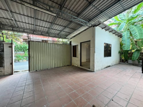 Warehouse for Rent at Boeng Trabek. Perfect for business.