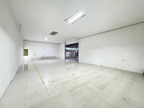 Warehouse for Rent at Boeng Trabek. Perfect for business.