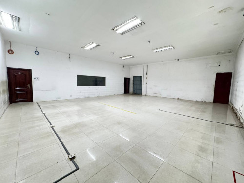 Warehouse for Rent at Boeng Trabek. Perfect for business.