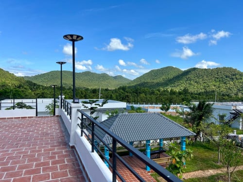 ដី នៅទំនប់ម្លេច កំពត