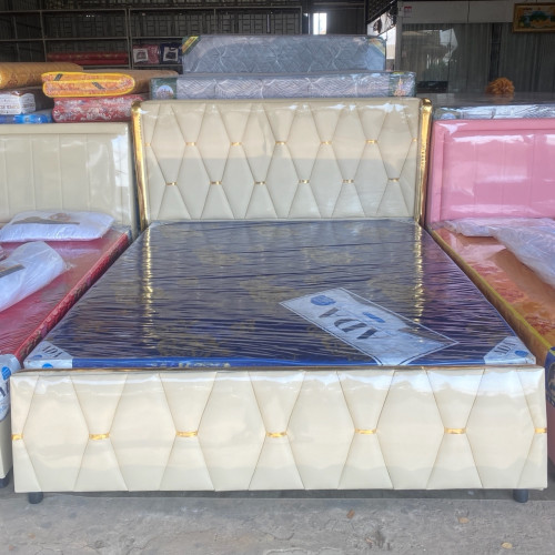 គ្រែ ម៉ូតថ្មី (មានចុងជើង) 1.8mx2.0m តម្លៃ190$         គ្រែ+ពូក កំរាស់2តឹក តម្លៃ285$