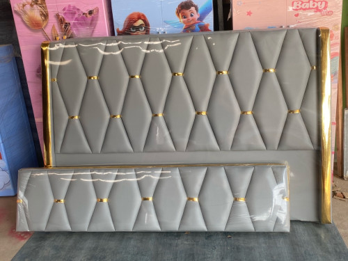 គ្រែ ម៉ូតថ្មី (មានចុងជើង) 1.8mx2.0m តម្លៃ190$         គ្រែ+ពូក កំរាស់2តឹក តម្លៃ285$