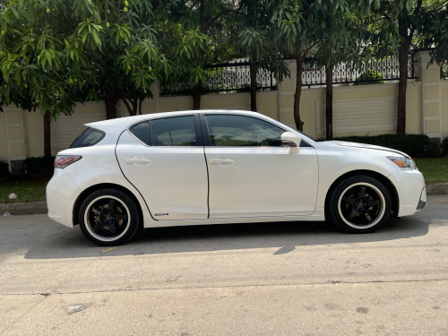 លក់ CT 200H ឆ្នាំ 2011 Full Premium