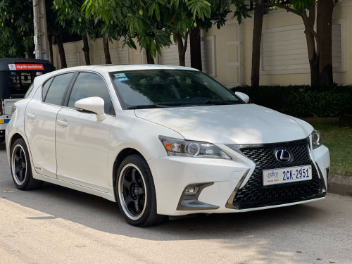 លក់ CT 200H ឆ្នាំ 2011 Full Premium