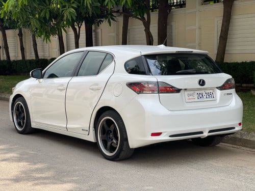 លក់ CT 200H ឆ្នាំ 2011 Full Premium