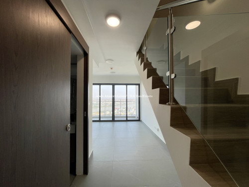 LOFT Unit Selling at Loss 2 Beds and 2 Baths for Sale in Urban Village Phase 2