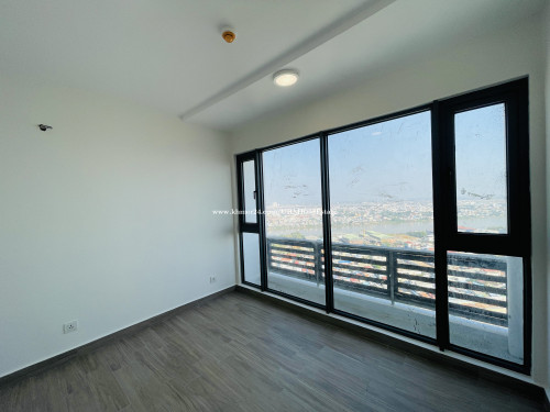 LOFT Unit Selling at Loss 2 Beds and 2 Baths for Sale in Urban Village Phase 2