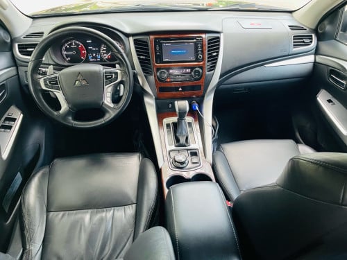 Mitsubishi Pajero sport ម៉ាស៊ីន​ ម៉ាស៊ូត​ អូតូកាប់ពីតាស់