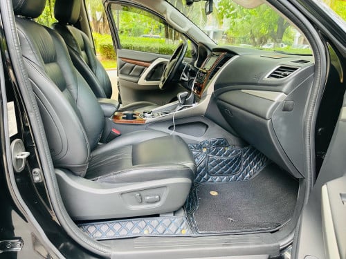 Mitsubishi Pajero sport ម៉ាស៊ីន​ ម៉ាស៊ូត​ អូតូកាប់ពីតាស់