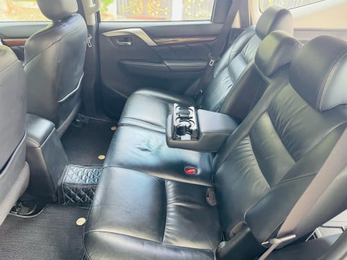 Mitsubishi Pajero sport ម៉ាស៊ីន​ ម៉ាស៊ូត​ អូតូកាប់ពីតាស់