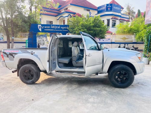 Tacoma 2005 ព៌ណប្រាក់ ទ្វាហែក  ឡានខ្ចី