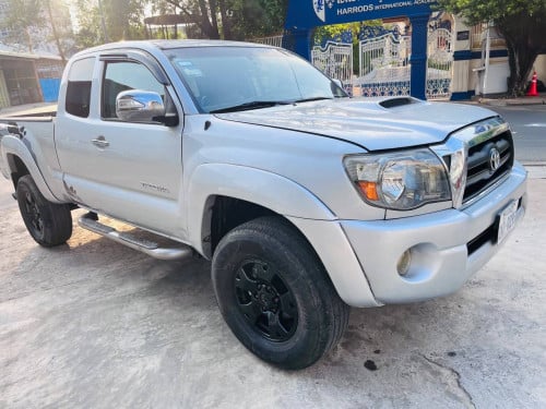 Tacoma 2005 ព៌ណប្រាក់ ទ្វាហែក  ឡានខ្ចី