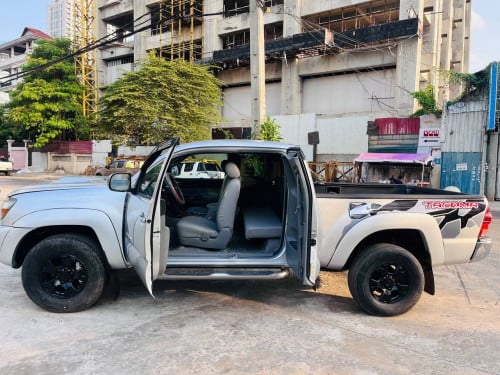 Tacoma 2005 ព៌ណប្រាក់ ទ្វាហែក  ឡានខ្ចី