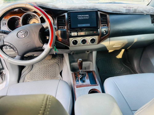 Tacoma 2005 ព៌ណប្រាក់ ទ្វាហែក  ឡានខ្ចី