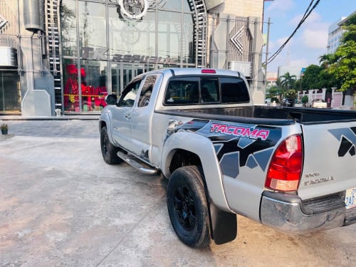 Tacoma 2005 ព៌ណប្រាក់ ទ្វាហែក  ឡានខ្ចី