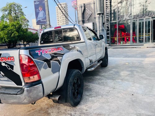 Tacoma 2005 ព៌ណប្រាក់ ទ្វាហែក  ឡានខ្ចី