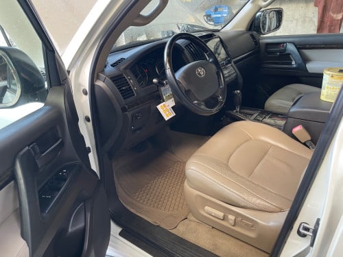 TOYOTA Land Cruiser​ V6  (ឡង់គ្រីសឺ)​  ឆ្នាំ​2009  ក្នុងលឿង  ពណ៌សរកាំម៉ៃ​ ឈ្មោះម្ចាស់​ប្រេីថែរណាស់​