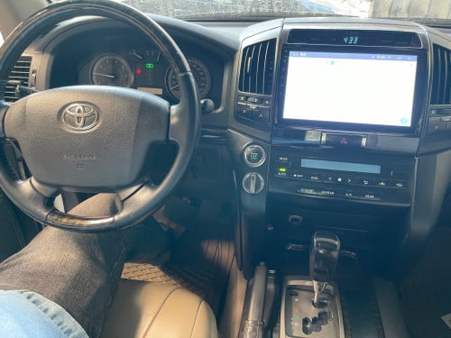 TOYOTA Land Cruiser​ V6  (ឡង់គ្រីសឺ)​  ឆ្នាំ​2009  ក្នុងលឿង  ពណ៌សរកាំម៉ៃ​ ឈ្មោះម្ចាស់​ប្រេីថែរណាស់​