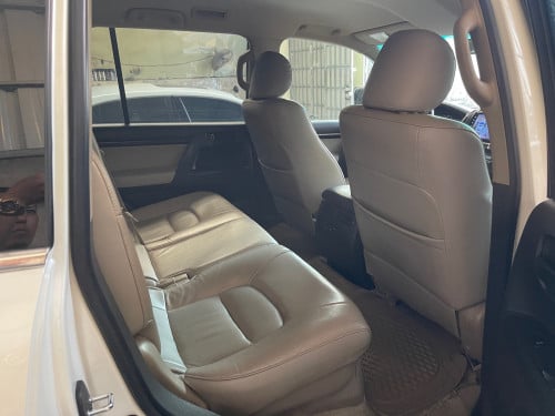 TOYOTA Land Cruiser​ V6  (ឡង់គ្រីសឺ)​  ឆ្នាំ​2009  ក្នុងលឿង  ពណ៌សរកាំម៉ៃ​ ឈ្មោះម្ចាស់​ប្រេីថែរណាស់​