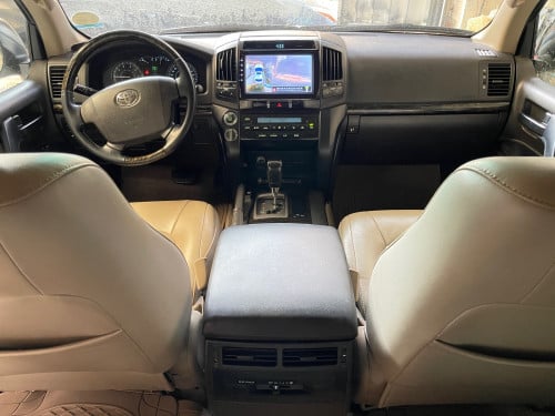 TOYOTA Land Cruiser​ V6  (ឡង់គ្រីសឺ)​  ឆ្នាំ​2009  ក្នុងលឿង  ពណ៌សរកាំម៉ៃ​ ឈ្មោះម្ចាស់​ប្រេីថែរណាស់​