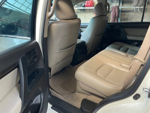 TOYOTA Land Cruiser​ V6  (ឡង់គ្រីសឺ)​  ឆ្នាំ​2009  ក្នុងលឿង  ពណ៌សរកាំម៉ៃ​ ឈ្មោះម្ចាស់​ប្រេីថែរណាស់​