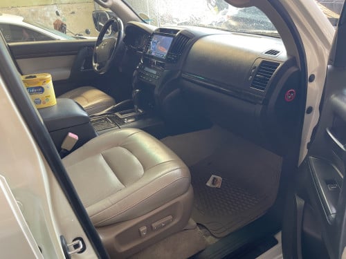 TOYOTA Land Cruiser​ V6  (ឡង់គ្រីសឺ)​  ឆ្នាំ​2009  ក្នុងលឿង  ពណ៌សរកាំម៉ៃ​ ឈ្មោះម្ចាស់​ប្រេីថែរណាស់​