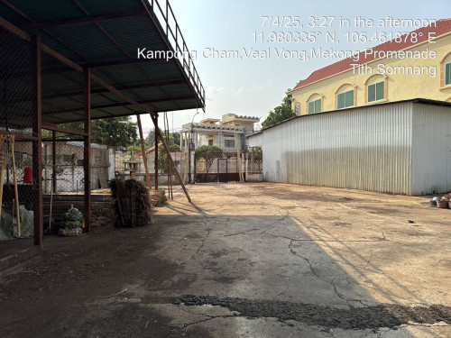 ដីមាត់ទន្លេក្រុងកំពង់ចាមលក់