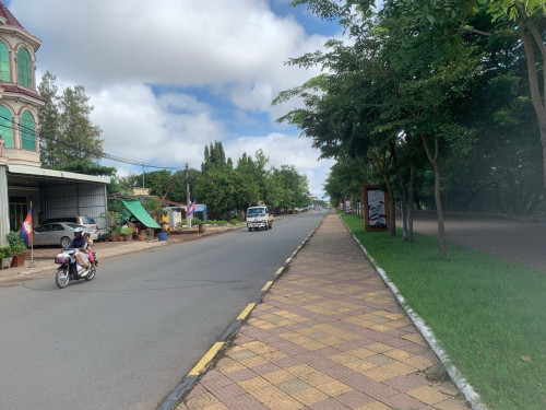 ដីមាត់ទន្លេក្រុងកំពង់ចាមលក់