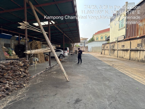 ដីមាត់ទន្លេក្រុងកំពង់ចាមលក់