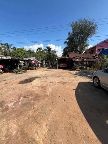 ដីលក់ នៅមុខសាលាពេជ្រនិល