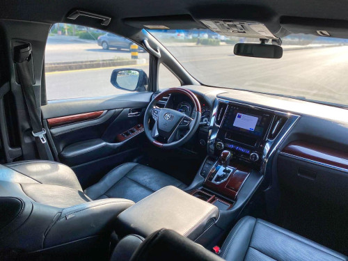 2017 Toyota Alphard 2.5 Hybrid Luxury MPV