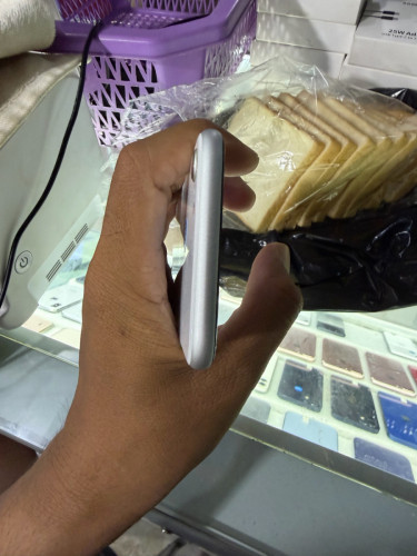 IPhone SE2 128GB តួ​ស្អាតខ្ចី​99%​ សាណុំ​ហ្សុីន​All
