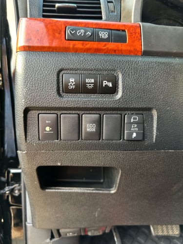 TOYOTA ALOHARD 2013 up2017 តម្លៃ20000$ជាងចរចារ