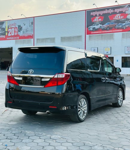 TOYOTA ALOHARD 2013 up2017 តម្លៃ20000$ជាងចរចារ