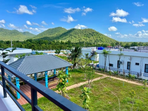 ដីលក់ ក្បែរជើងភ្នំ