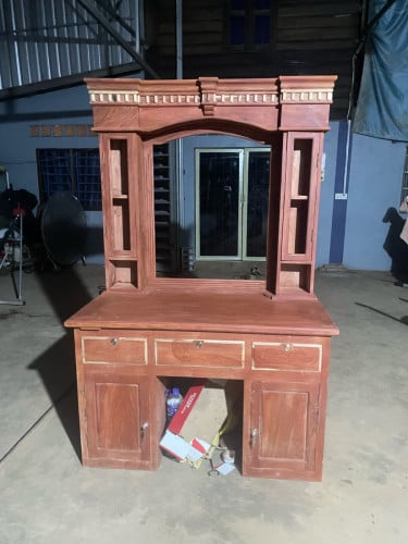 តុសម្អាងឈើធ្នុងសុទ្ធលក់ទើបដំឡើងហើយ
