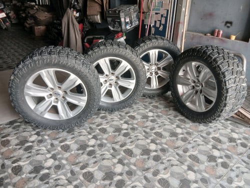 កង់ឡានលក់ របស់ឡាន Ford Platinum R20 យកដាក់ឡានផ្សេងបាន