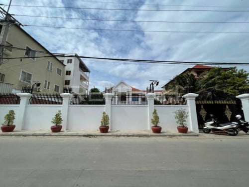 វីឡាសំរាប់ជួលនៅសែនសុខ / Villa for rent at Khan Sen Sok