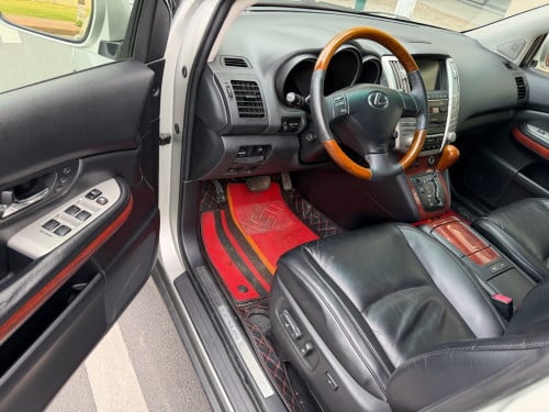 Lexus RX330 ឆ្នាំ 04 H full ប៉ុង2 ក្នុងខ្មៅ ហ្សុីនមួយជុំ