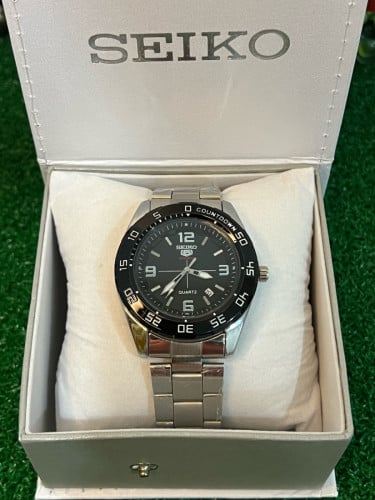 Seiko Quartz black dial