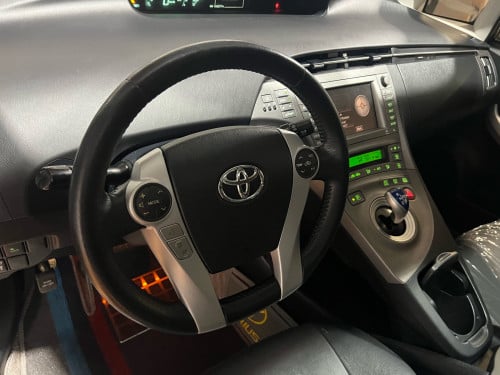 Toyota prius DeLuxe Solar year 2014