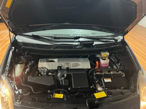 Toyota prius DeLuxe Solar year 2014