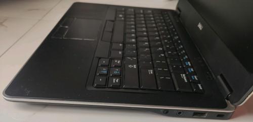 លក់ធូរថ្លៃDell E7440ម៉ាស៊ីនមិនមានបញ្ហា 2 SSDs 256GB+128G Core i5 Ram 8GB រូបរាង92%