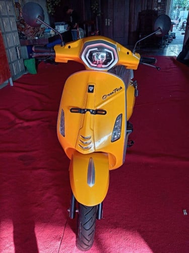 ម៉ូតូអគ្គិសនី Vespa VP 024 ថី្មកេសរបស់ក្រុមហ៊ុន តម្លៃ750$ជិះបាន90kg សន្សំសំចៃខ្លាំង