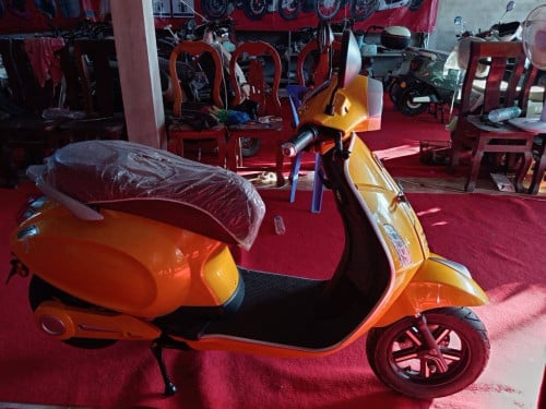 ម៉ូតូ​អគ្គិសនី​ Vespa VP 024​ ថី្មកេសរបស់ក្រុមហ៊ុន តម្លៃ​750$ជិះ​បាន90kg សន្សំ​សំចៃ​ខ្លាំង​