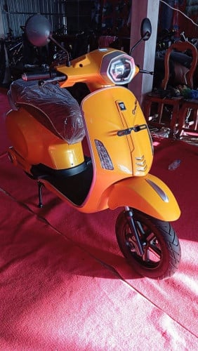 ម៉ូតូ​អគ្គិសនី​ Vespa VP 024​ ថី្មកេសរបស់ក្រុមហ៊ុន តម្លៃ​750$ជិះ​បាន90kg សន្សំ​សំចៃ​ខ្លាំង​