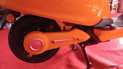 ម៉ូតូ​អគ្គិសនី​ Vespa VP 024​ ថី្មកេសរបស់ក្រុមហ៊ុន តម្លៃ​750$ជិះ​បាន90kg សន្សំ​សំចៃ​ខ្លាំង​
