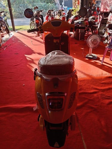 ម៉ូតូ​អគ្គិសនី​ Vespa VP 024​ ថី្មកេសរបស់ក្រុមហ៊ុន តម្លៃ​750$ជិះ​បាន90kg សន្សំ​សំចៃ​ខ្លាំង​