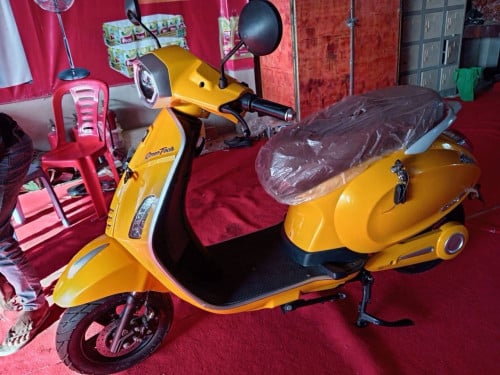 ម៉ូតូ​អគ្គិសនី​ Vespa VP 024​ ថី្មកេសរបស់ក្រុមហ៊ុន តម្លៃ​750$ជិះ​បាន90kg សន្សំ​សំចៃ​ខ្លាំង​