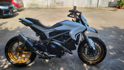 Ducati hyper 821